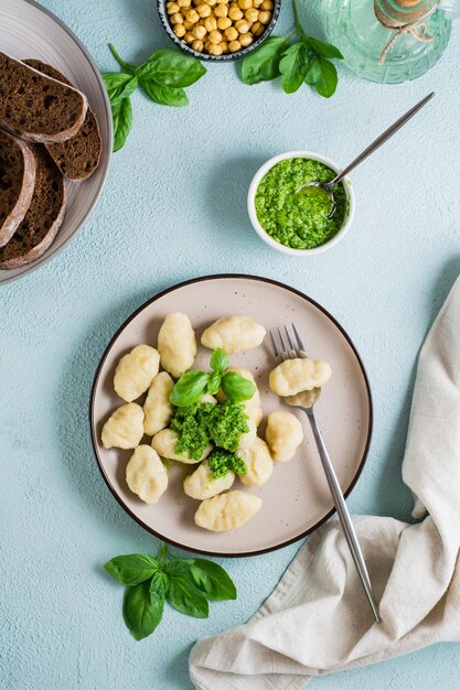 Kluski Ziemniaczane Z Sosem Pesto Na Talerzu Tradycyjna Włoska Kuchnia Widok Z Góry I Od Pionu