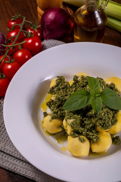 Kluski ziemniaczane z sosem pesto.