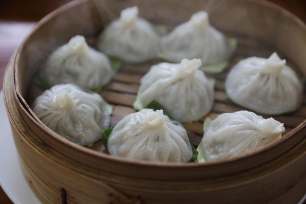 Knedle Dim sum na bambusowym koszyku, chińskie jedzenie