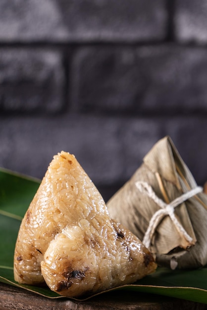 Knedle Ryżowe Zongzi Chińskie Knedle Ryżowe Zongzi Na Tle Czarnej Cegły łupek Tabela Koncepcja Festiwalu Dragon Boat Festival Tradycyjne Jedzenie Z Bliska