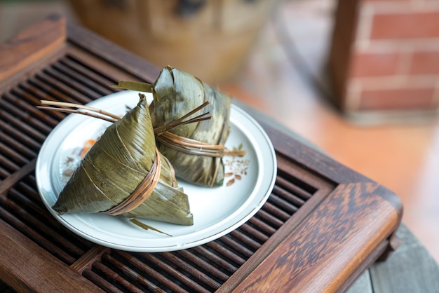 Zdjęcie knedle ryżowe zongzi na chiński tradycyjny festiwal łodzi