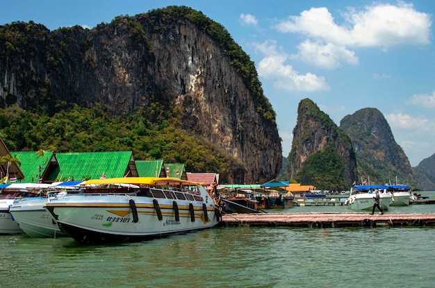 Zdjęcie ko panyi muzułmańska wioska rybacka koh panyee osada zbudowana na palach w zatoce phang nga w tajlandii