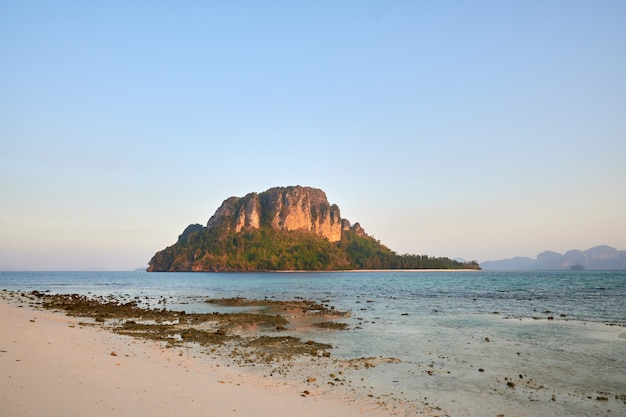 Zdjęcie ko poda, krabi, tajlandia, rano