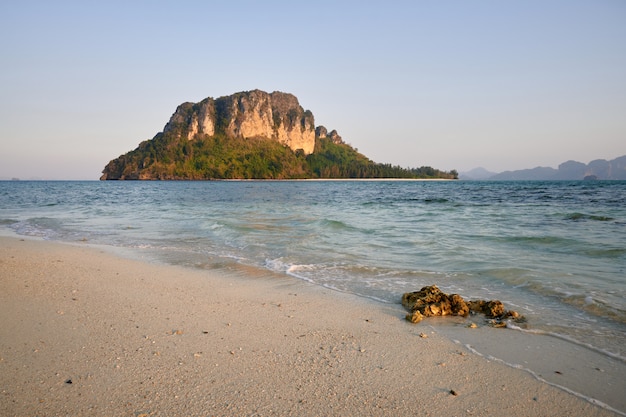 Zdjęcie ko poda, krabi, tajlandia, rano