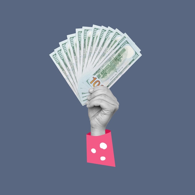 Kobieca dłoń w różowym rękawie trzymająca plik banknotów studolarowych