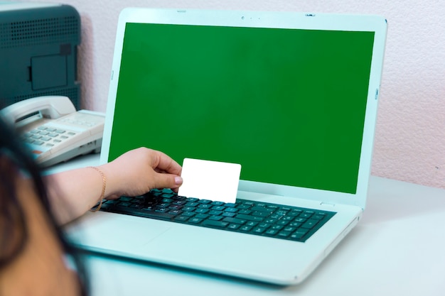 Kobieca Ręka Trzyma Kartę Bankową Podczas Płacenia Za Zakupy Online Zielony Ekran. Zdjęcie Poziome