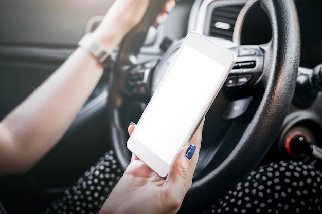 Kobieca Ręka Trzyma Telefon Komórkowy Z Pustym Białym Ekranem W Przestrzeni Kopii Makiety Wnętrza Samochodu