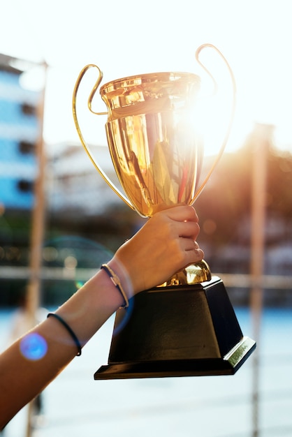 Zdjęcie kobieca ręka trzyma trofeum outdoors