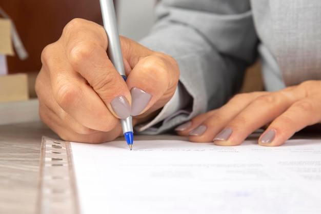 Kobieca ręka w biurze rysuje kredkami na papierze