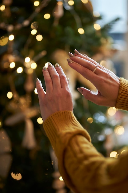 Kobieca Ręka Z Pięknym Manicure Na Tle Bokeh