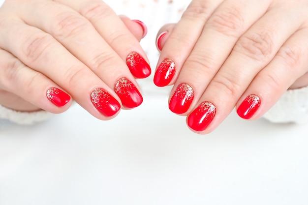 Kobiece Dłonie Pokazują Luksusowy Manicure