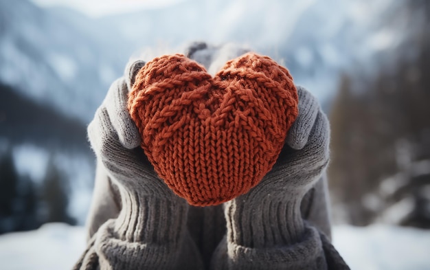 Kobiece dłonie w dzianych rękawiczkach ze śnieżnym sercem Koncepcja kreatywna z miejscem na tekst