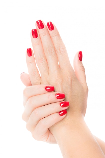 kobiece dłonie z czerwonym manicure