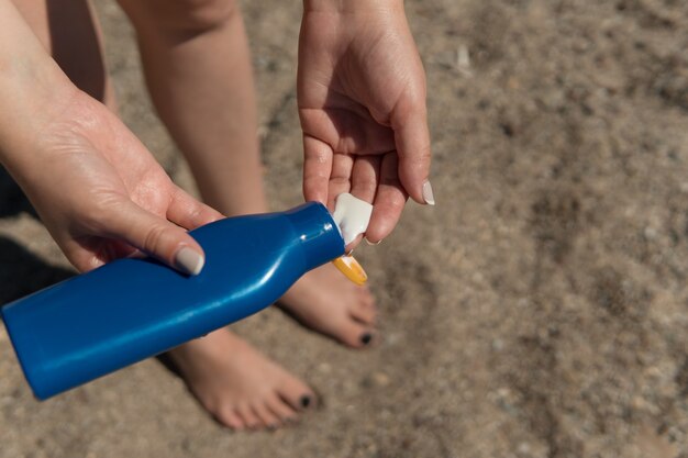 Kobiece Dłonie Z Kremem Przeciwsłonecznym Na Tle Piaszczystej Plaży