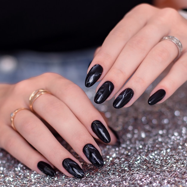 Kobiece dłonie z paznokci manicure moda