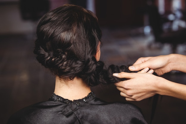 Kobiece fryzjer stylizacja włosów klientów