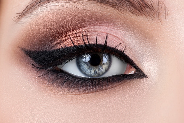 Zdjęcie kobiece oko makro piękno, czarne rzęsy i brwi, makijaż