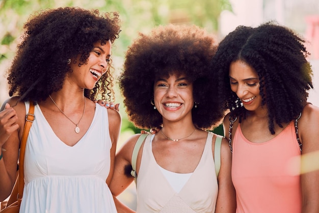 Kobiece przyjaciółki i śmiejące się z towarzyskiego żartu lub zabawy łączącej czas na świeżym powietrzu Szczęśliwa afroamerykańska grupa kobiet cieszących się wakacyjną wycieczką letnią przerwą lub zabawnymi chwilami
