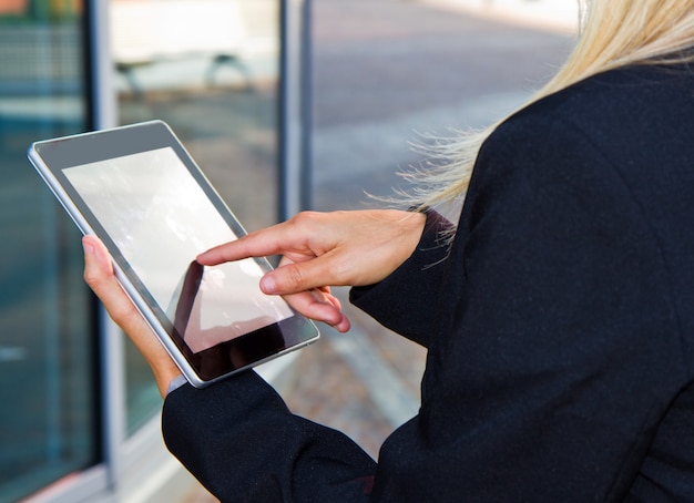 Zdjęcie kobiece ręce dotykając cyfrowego tabletu