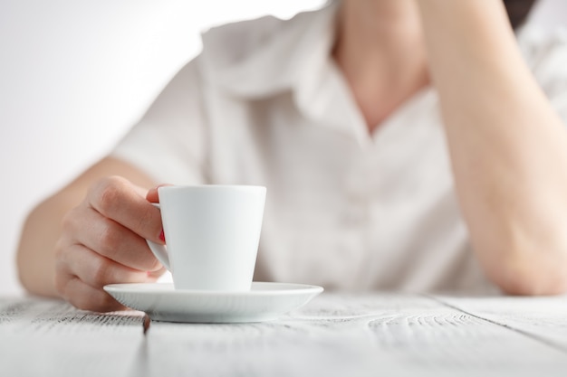 Kobiece ręce i filiżankę kawy