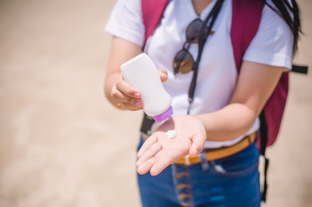 Kobiece Ręce Kremem Do Opalania Na Plaży. Concep Do Pielęgnacji Skóry