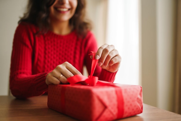Kobiece ręce otwierając czerwone pudełko Rozpakowywanie prezentu Koncepcja obchodów walentynek