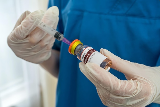 Kobiece ręce pielęgniarki w rękawiczkach wybierają szczepionkę dla pacjenta Koncepcja szczepień Koncepcja medycyny
