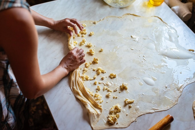 Kobiece Ręce Robienie Ciasta do Wypieku Domowe Przygotowywanie Pokarmu Koncepcja procesu pieczenia domowych zwijanych ciast Borek