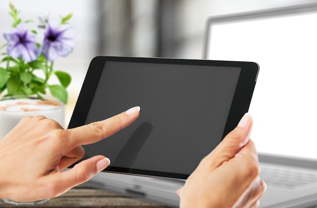 Kobiece ręce trzymając cyfrowy tablet w biurze