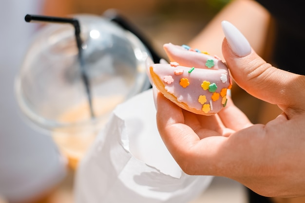 Zdjęcie kobiece ręce trzymając pliki cookie na zewnątrz z bliska.