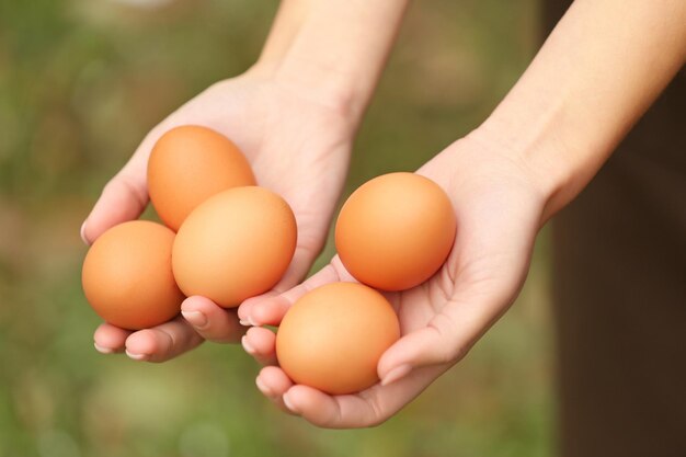 Kobiece ręce trzymając zbliżenie surowych jaj