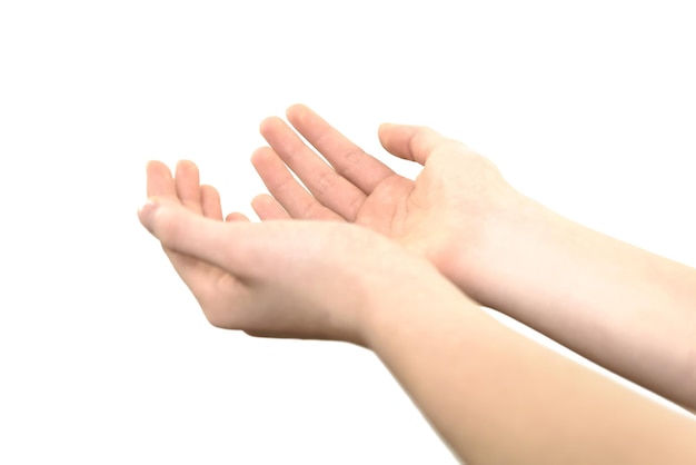 Kobiece ręce uniesione w geście trzymania czegoś lub modlitwy na białym tle w zbliżeniu