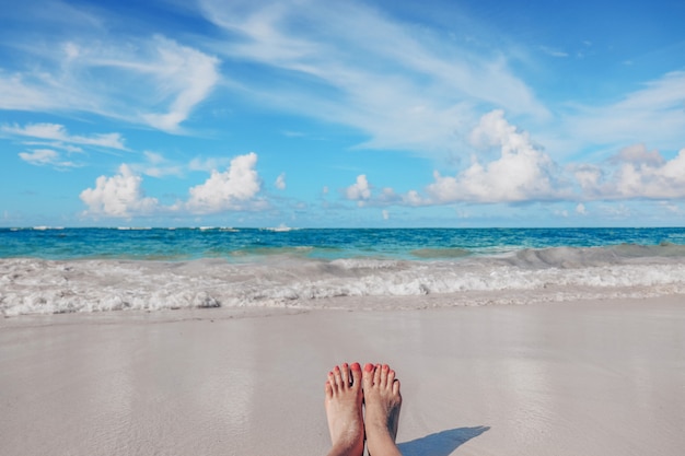 Kobiece Stopy Na Tropikalnej Karaibskiej Plaży.