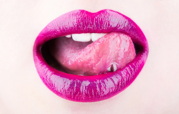 Zdjęcie kobiece usta kobiece usta język i seksowna szminka do ust i namiętny błyszczyk