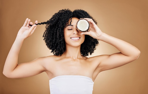 Zdjęcie kobiece włosy i kokos z połyskiem i urodą organiczny zabieg salonowy zapewniający mocną teksturę na tle studyjnym skóra twarzy i naturalny produkt kosmetyczny na wzrost pielęgnacja włosów i owoce z uśmiechem