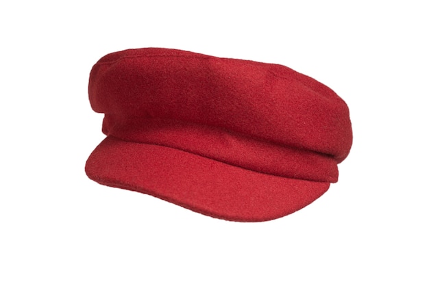 Kobiecy czerwony kapelusz z daszkiem na białym tle.