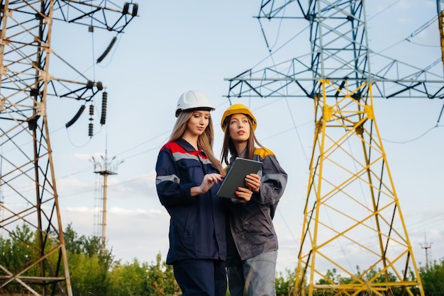 Kobiecy Kolektyw Energetyków Przeprowadza Inspekcję Urządzeń I Linii Energetycznych. Energia.