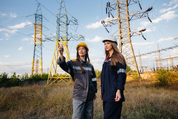 Kobiecy kolektyw energetyków przeprowadza inspekcję urządzeń i linii energetycznych. Energia.