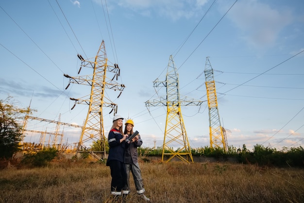 Kobiecy Kolektyw Pracowników Energetycznych Przeprowadza Inspekcję Urządzeń I Linii Energetycznych. Energia.