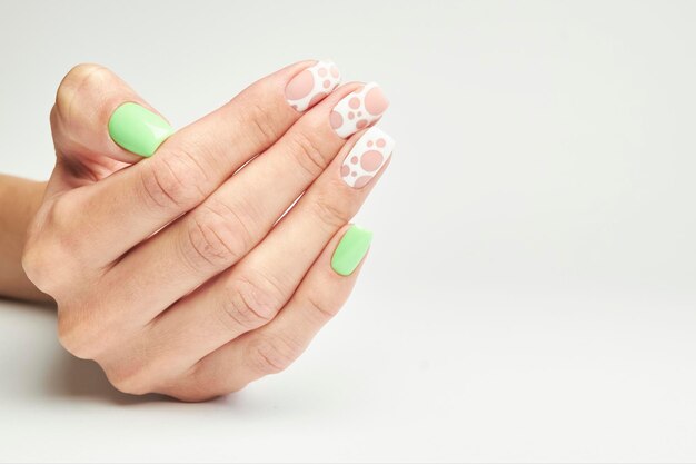 kobiecy manicure na białym tle. gwóźdź. Kobiece dłonie z pięknym manicure.