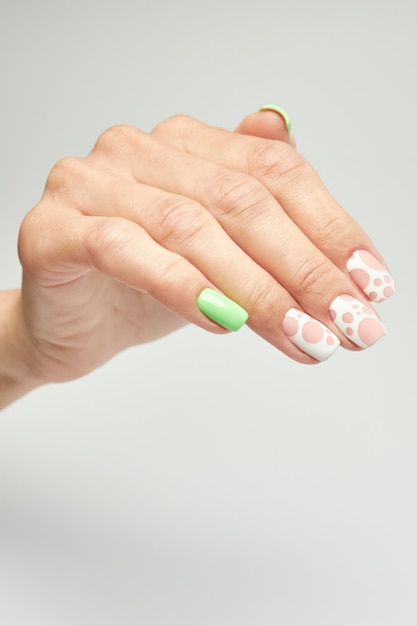 kobiecy manicure na białym tle. gwóźdź. Kobiece dłonie z pięknym manicure.