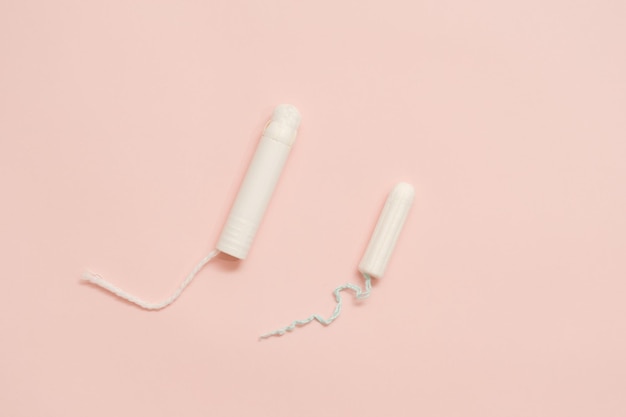 Kobiecy tampon higieniczny na różowym tle Menstruacja