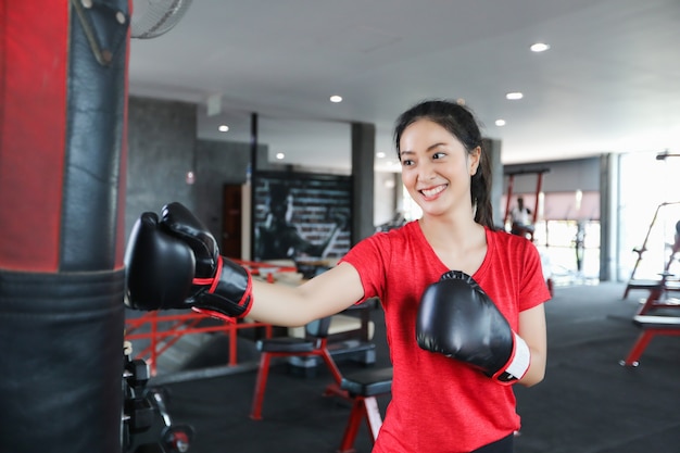 kobiet asian bokser szczęśliwy i zabawy fitness boksu