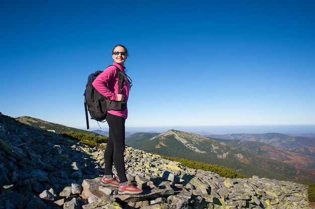 Kobieta Backpacker Na Skalistym Halnym Szczycie