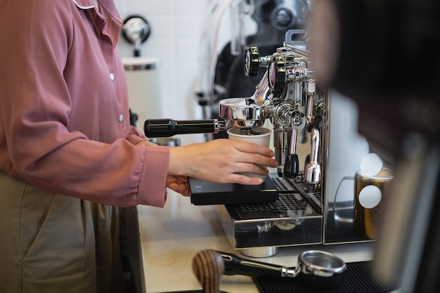 Kobieta Barista Parzenia Kawy W Ekspresie Do Kawy