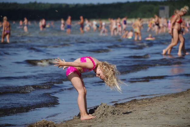 Zdjęcie kobieta bawiąca się w wodzie na plaży