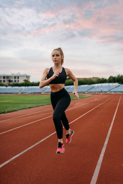 Kobieta Biegacz Jogging, Szkolenie Na Stadionie