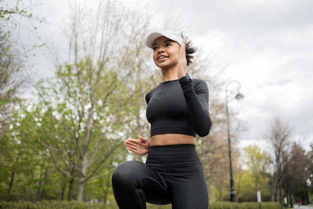 Kobieta biegaczka, bieganie, trening fitness na świeżym powietrzu, aktywne ćwiczenia