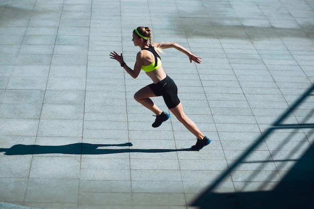 Kobieta biegaczka, sportowiec szkolenia na świeżym powietrzu. Profesjonalny biegacz, jogger ćwiczący na ulicy.