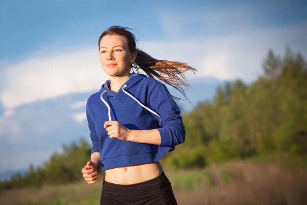 Kobieta biegająca na świeżym powietrzu, trening biegowy